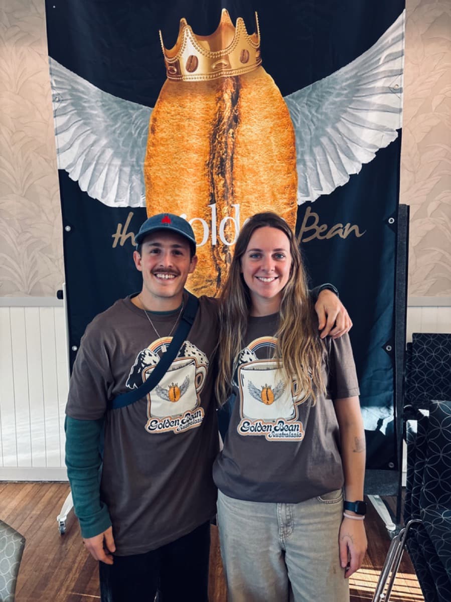 Juan Cruz y Megan en el Golden Bean